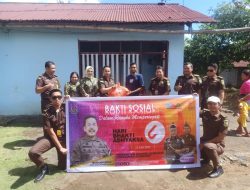 Kejari Halmahera Utara saat berbagi Sembako kepada Purna Kejaksaan dan Warga tidak Mampu, Kamis 14 Juli 2022.