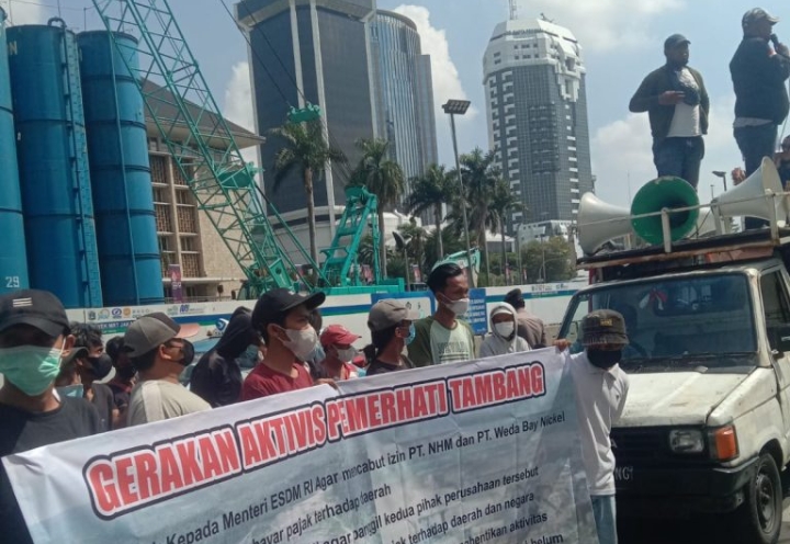 Aksi Aktivis Pemerhati Tambang (GPT) Jakarta di depan Kantor Kementerian Energi dan Sumber Daya Mineral (ESDM) RI, Jumat 15 Juli 2022.