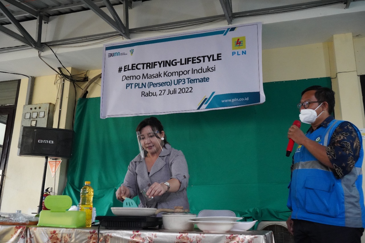 PLN menggandeng jebolan Masterchef Indonesia Season 3, Chef Angella untuk Mengenalkan masyarakat Kota Ternate tentang  penggunaan kompor induksi, Rabu (27/7)