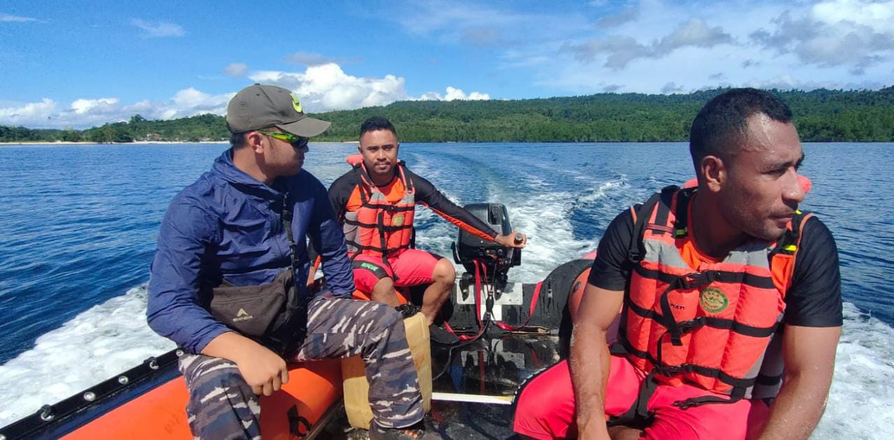 Tim SAR gabungan saat melakukan pencarian 2 Nelayan Hilang di Morotai.(Foto Humas Basarnas).