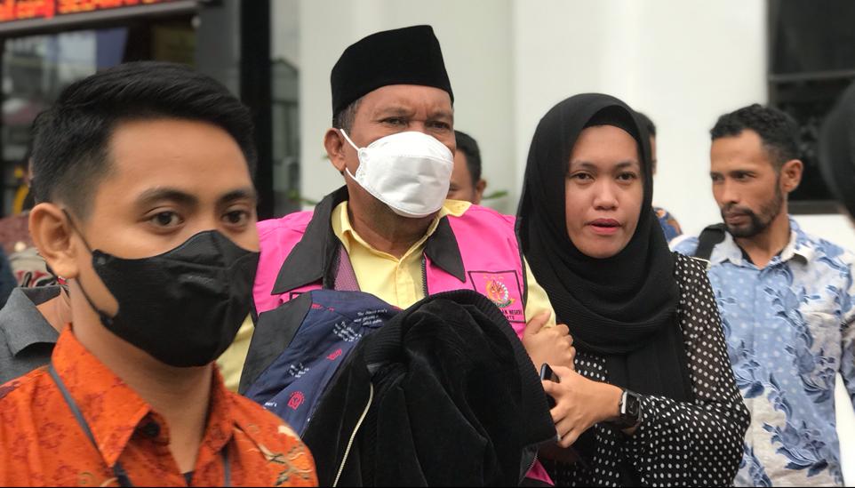 Mantan Kadispora Ternate, Sukarjan Hirto saat ditahan Kejari Ternate, Jumat 29 Juli 2022.(Istimewa).