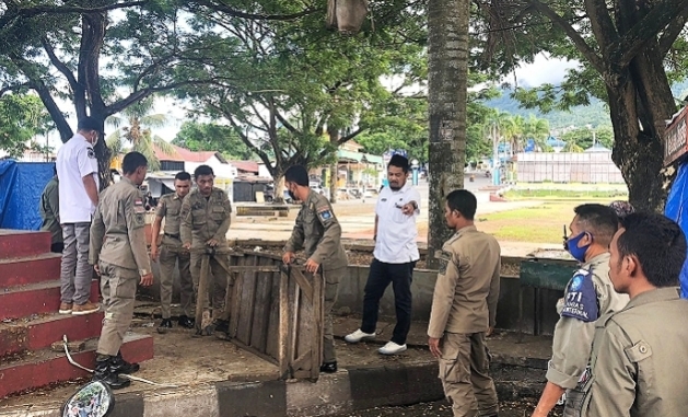 Satpol-PP Kota Ternate saat menertibkan PKL yang berjualan di atas Trotoar wilayah Pusat Kota Ternate, Rabu 13 Juli 2022.