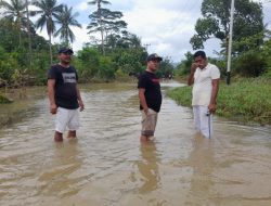 Kadis PUPR Suprayidno saat meninjau banjir sungai beringin, Minggu (17/7/2022).