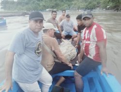 Korban kecelakaan laut di Halmahera Barat saat dievakuasi warga, Senin 18 Juli 2022.