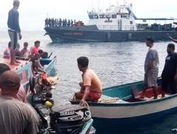 Tim SAR Gabungan saat evakuasi empat korban KM Cahaya Arafah di Perairan Desa Tokaka, Halmahera Selatan.