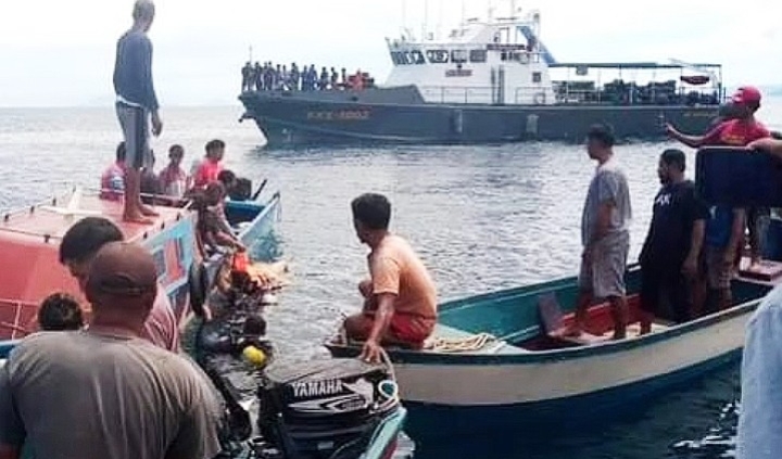 Tim SAR Gabungan saat evakuasi empat korban KM Cahaya Arafah di Perairan Desa Tokaka, Halmahera Selatan.