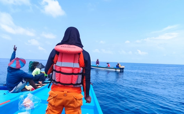 Tim SAR gabungan saat melakukan pencarian korban hilang di perairan Morotai, Maluku Utara, Sabtu, 23 Juli 2022.