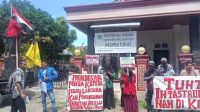 Aksi Mahasiswa di depan Kantor Inspektorat Kepulauan Sula, Selasa (26/7/2022).