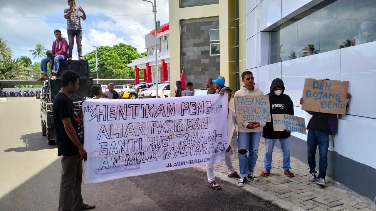 Aksi Aliansi Sambiki Menggugat (ASM) di Kantor Bupati Morotai, Selasa 2 Agustus 2022.(beritadetik.id).
