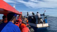 Tim SAR saat evakuasi penumpang dan Longboat yang patah kemudi di perairan Halmahera Utara, Kamis 4 Agustus 2022.(Humas Basarnas).