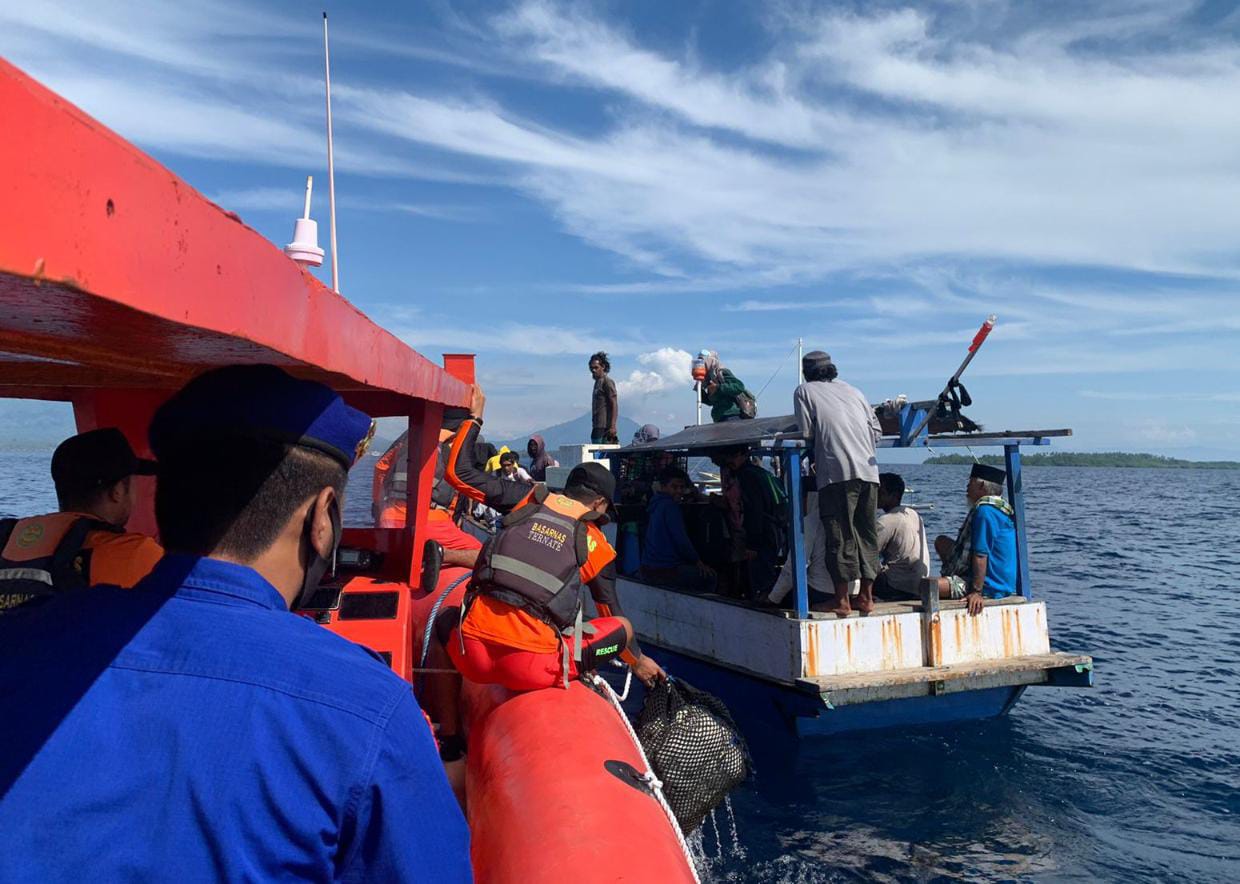 Tim SAR saat evakuasi penumpang dan Longboat yang patah kemudi di perairan Halmahera Utara, Kamis 4 Agustus 2022.(Humas Basarnas).