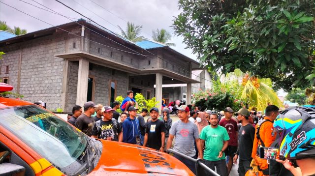 Warga saat berkumpul menyaksikan proses evakuasi jasad Farjan korban Keterkam Buaya di Danau Tolire Besar, Kecamatan Ternate Pulau, Kota Ternate, Kamis 4 Agustus 2022.(beritadetik.id).