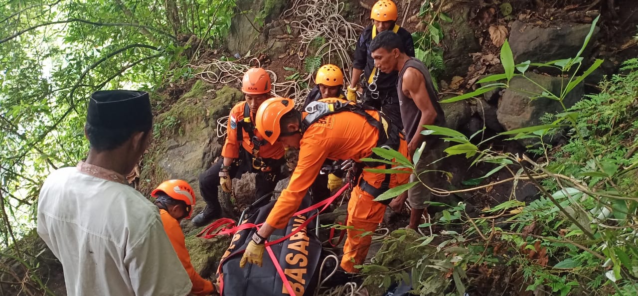 Tim SAR gabungan saat evakuasi Jasad korban terkaman buaya di danau Tolire Ternate, Maluku Utara.(Humas Basarnas).