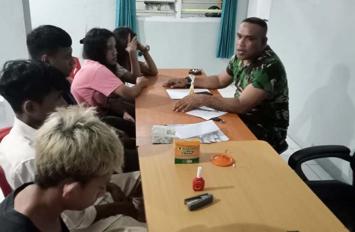 Enam remaja mabuk lem ehabon di Gelora Kie Raha Ternate saat diamankan Satpol-PP Ternate, Minggu 7 Agustus 2022.(beritadetik.id).
