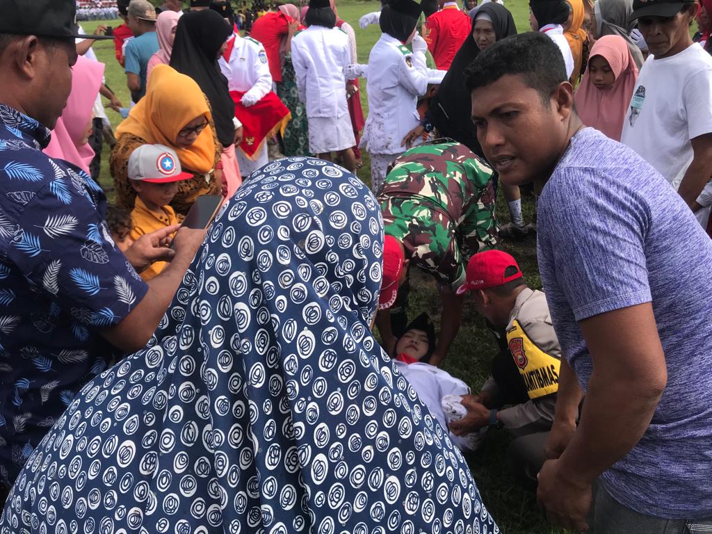 Maina Paputungan, Paskibraka perwakilan SMA N 4 Halmahera Utara, saat jatuh pingsan, Rabu 17 Agustus 2022.(beritadetik.id).