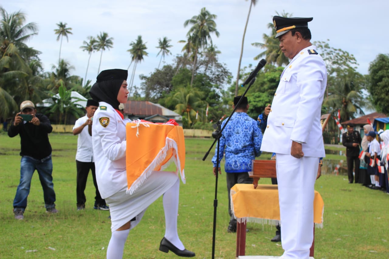 Dewanti Panigfat, saat membawa baki merah putih di HUT RI di Sulabesi Selatan, Kepulauan Sula, Rabu 17 Agustus 2022.(beritadetik.id).
