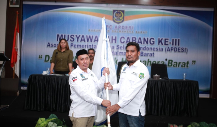 Penyerahan Bendera APDESI Secara Simbolis