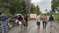 Aksi warga blokade jalan raya di Desa Bonane Jaya, Kecamatan Patani Barat, Halmahera Tengah, Rabu 3 Agustus 2022.(Istimewa).