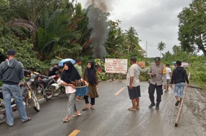 Aksi warga blokade jalan raya di Desa Bonane Jaya, Kecamatan Patani Barat, Halmahera Tengah, Rabu 3 Agustus 2022.(Istimewa).
