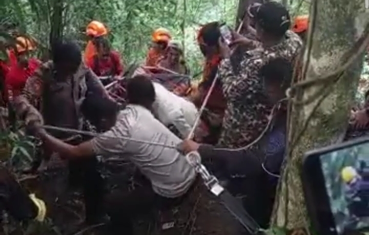 Tim SAR Gabungan saat evakuasi jasad Remaja yang diterkam buaya di Danau Tolire Besar.(beritadetik.id).