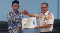 KSOP Ternate saat menyerahkan penghargaan kepada KSOP Kelas II Ternate, Selasa 16 Agustus 2022.(beritadetik.id).