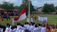 ODGJ tiba-tiba berbaris dan menuju barisan Pasukan Pengibar Bendera Merah Putih pada Upacara HUT RI di Kecamatan Malifut Halmahera Utara.(beritadetik.id).