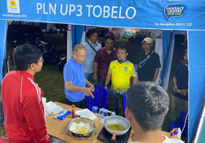 Bupati Frans Manery saat melihat demo Electrifying Lifestyle atau gaya hidup serba listrik di acara Expo pembangunan di Tobelo, Halmahera Utara, 10 – 17 Agustus lalu. (Beritadetik.id).