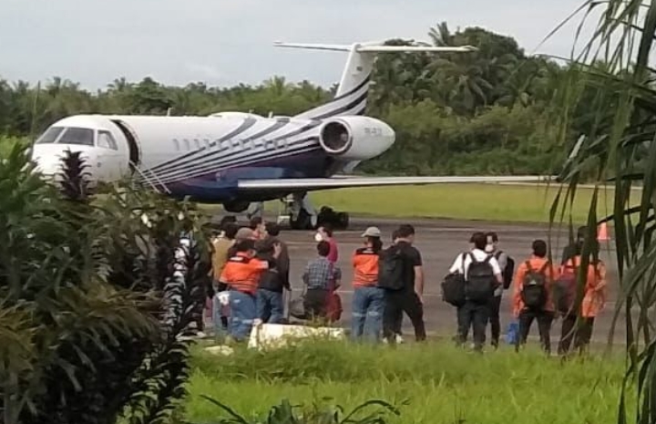 Tumpangi Pesawat Pribadi ke Halmahera Utara, Haji Robert Disambut Karyawan PT NHM