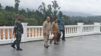 Wakil Gubernur Maluku Utara, Ir. M. Al Yasin Ali didampingi Bupati Aliong Mus saat melihat megahnya gedung baru Kantor Bupati Taliabu, Senin 22 Agustus 2022.(beritadetik.id).