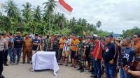 Puluhan Sopir Oba Tidore Kepulauan saat blokade jalan di Desa Koli, Kecamatan Oba, Selasa 23 Agustus 2022.(beritadetik.id).