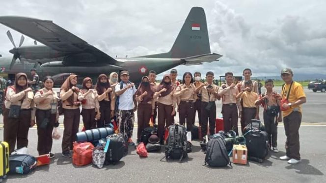16 peserta Jamnas asal Morotai saat berangkat menumpangi pesawat TNI.(istimewa).