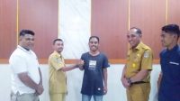 Jabat Tanggan Sek DLH dan Ranto resmi damai berlangsung di meeting room Sekda, Rabu 20 September 2022. (ul/beritadetik.id).