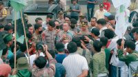 Wali Kota Ternate, M. Tauhid Soleman saat menemui massa aksi di depan Kantor Walikota Ternate, Kamis 1 September 2022.(beritadetik.id).