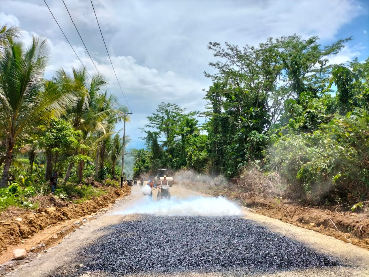 Pekerjaan jalan Pencado-Tabona, Kecamatan Taliabu Selatan.(Foto Hara/beritadetik.id).
