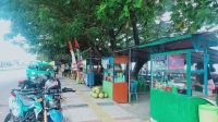 Pedagang kuliner yang menjajaki jualan di kawasan pantai Kelurahan Mangga Dua, Kota Ternate Selatan.(Alfian/beritadetik.id).