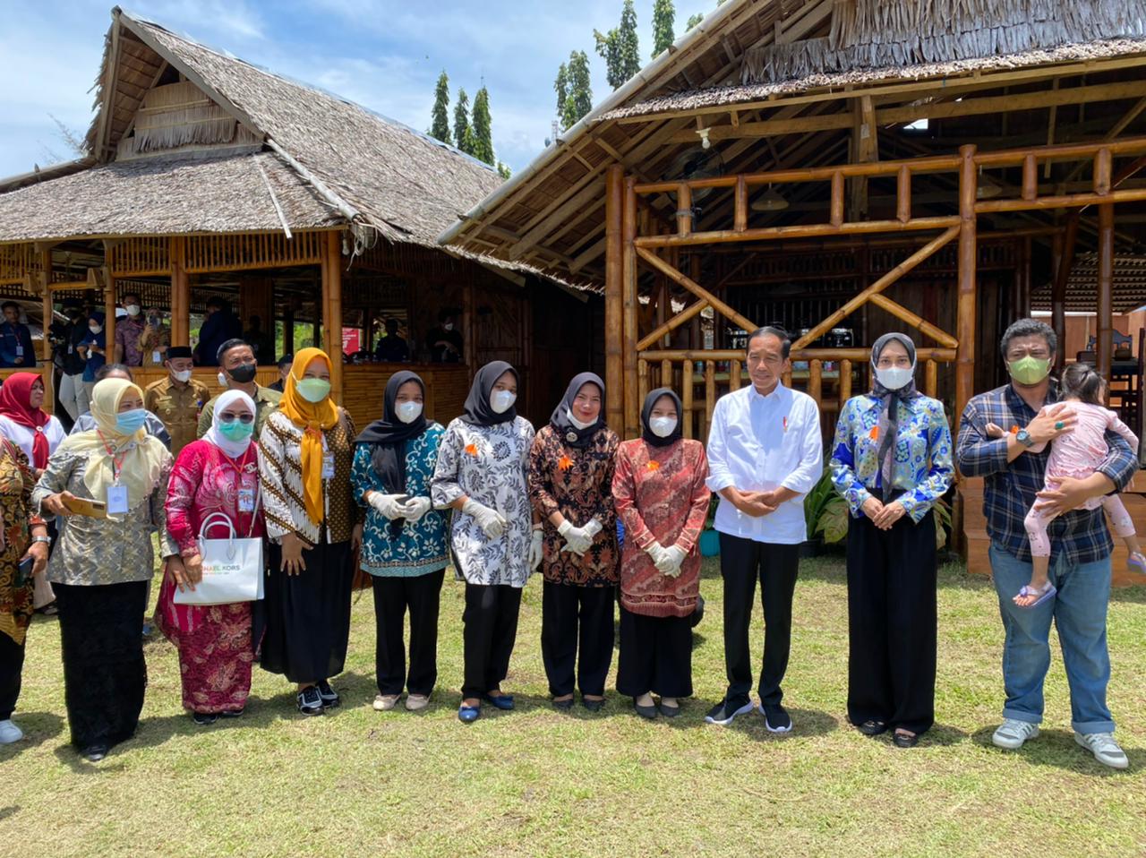 Warung ikan bakar milik Uswatun Chasanah di Teluk Jailolo, Halmahera Barat mendapat kunjungan khusus dari Presiden Joko Widodo (Jokowi), Rabu (28/9/2022).