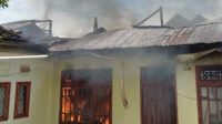 Kebakaran rumah milik Dosen FKIP Unkhair Ternate di Kelurahan Tabam, Kota Ternate, Senin 19 September 2022.(Istimewa).