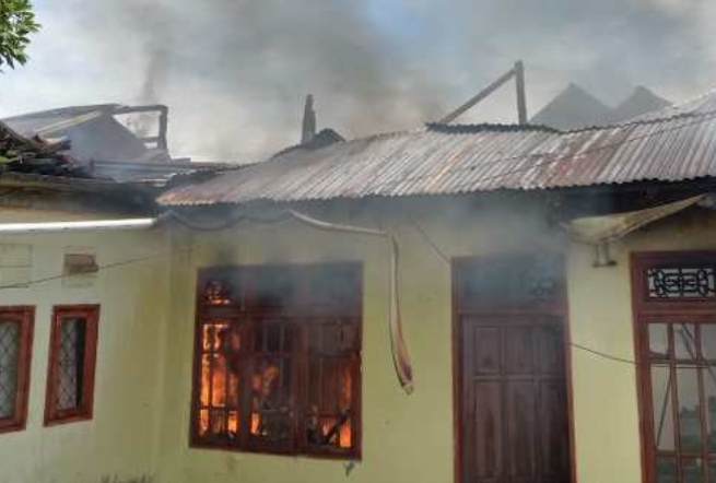 Kebakaran rumah milik Dosen FKIP Unkhair Ternate di Kelurahan Tabam, Kota Ternate, Senin 19 September 2022.(Istimewa).