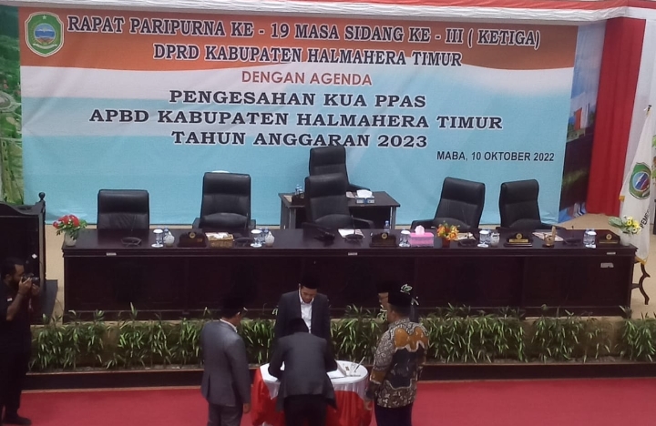 Penandatanganan SK Pengesahan KUA-PPAD APBD 2023 dalam paripurna ke-19 antara Pemerintah Daerah (Pemda) bersama DPRD Kabupaten Halmahera, Senin (10/10/2022).