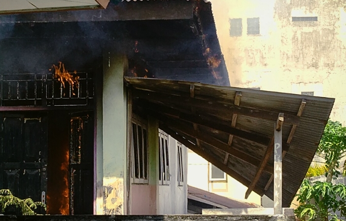 Eks Ruangan Sekretariat Pramuka, SMP Negeri 1 Ternate, saat terbakar, Senin 17 Oktober 2022.(Foto : Ridho/beritadetik.id).