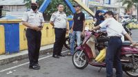 Dishub Ternate saat menertibkan kendaraan di kawasan Pasar Gamalama Ternate, Selasa 18 Oktober 2022.(Istimewa).
