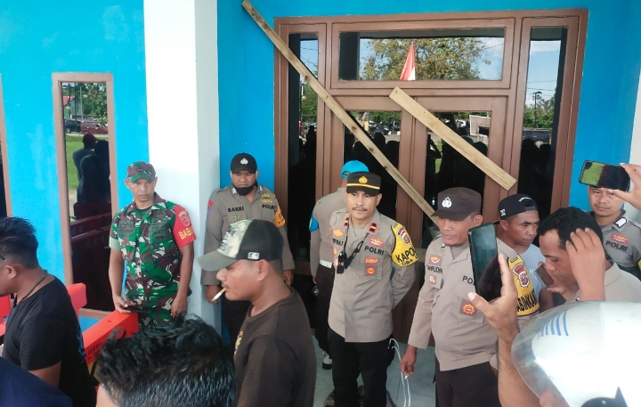 Organda DPUK Sofifi menyegel Kantor Dishub Maluku Utara, Kamis 20 Oktober 2022. (Bagaz/beritadetik.id).