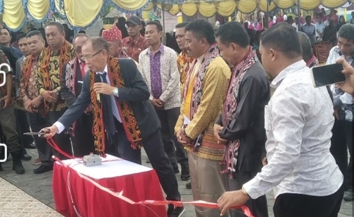 Bupati Ir. Frans Manery meresmikan Gereja Irene Daru, Kecamatan Kao Utara, Kamis 20 Oktober 2022. (Foto : Fransisko/beritadetik.id)..