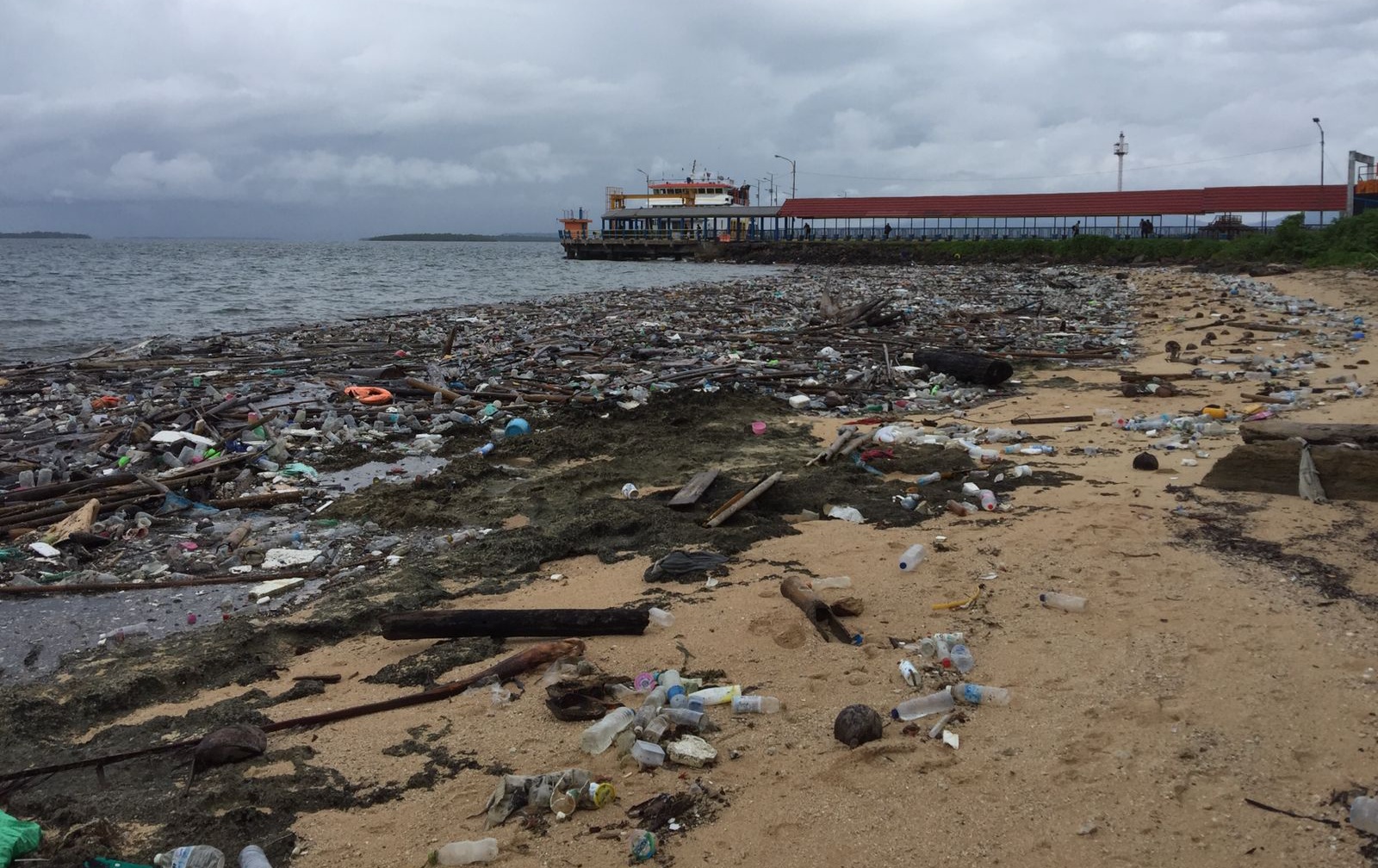 Sampah di perairan laut Morotai, (beritadetik.id).