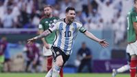 Kapten Timnas Argentina, Lionel Messi bersuka cita usai membobol gawang Meksiko pada laga Grup C Piala Dunia 2022 di Stadion Lusail, Minggu (27/11/2022). (beritadetik.id).
