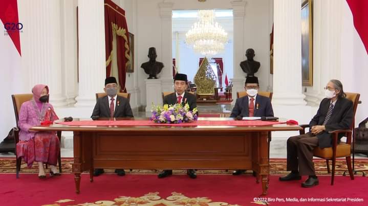 Presiden Jokowi saat menganugerahkan gelar Pahlawan Nasional kepada lima tokoh di Indonesia pada Senin, (7/11/2022).