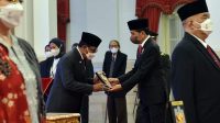 Bupati Edi Langkara saat menerima piagam penganugerahan gelar Pahlawan Nasional H. Salahuddin bin Talabuddin dari Presiden RI Joko Widodo (Jokowi) di Istana Negara di Jakarta pada Senin 7 November 2022.(Foto : Istimewa).