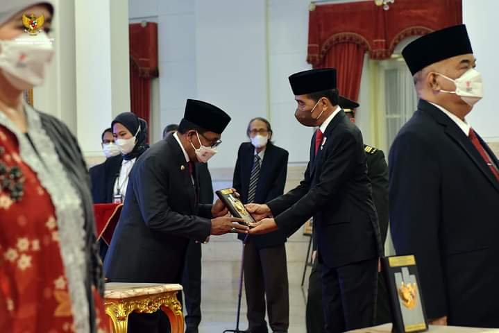 Bupati Edi Langkara saat menerima piagam penganugerahan gelar Pahlawan Nasional H. Salahuddin bin Talabuddin dari Presiden RI Joko Widodo (Jokowi) di Istana Negara di Jakarta pada Senin 7 November 2022.(Foto : Istimewa).