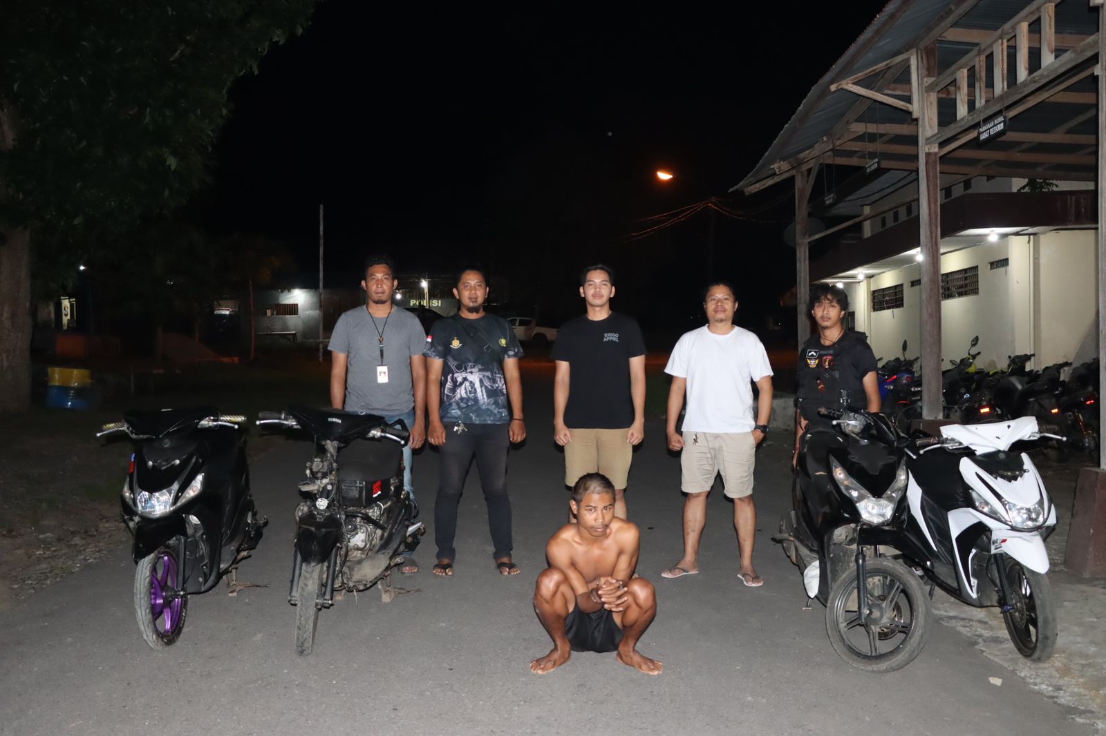 Tim Resmob Polres Halmahera Utara saat menangkap pelaku Curanmor di Kota Tobelo.(Istimewa).