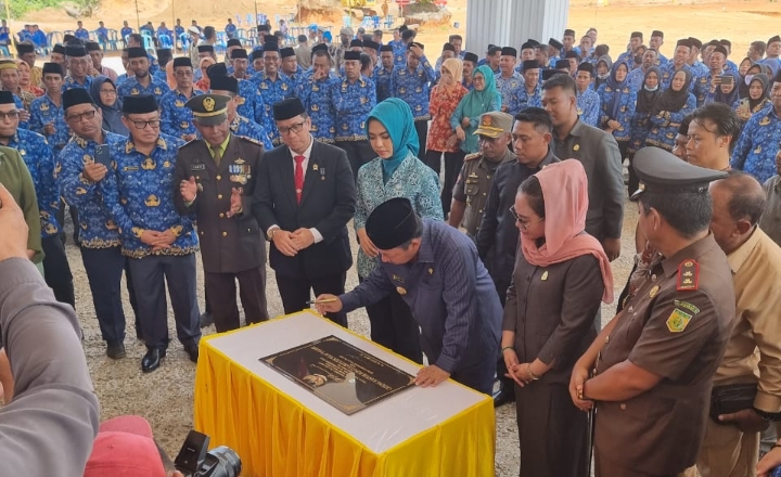 Bupati Aliong Mus saat meresmikan gedung baru Kantor Bupati Kabupaten Pulau Taliabu, Kamis 10 November 2022.(Istimewa).